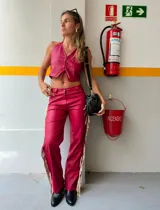 Pantalón rojo de cuero sintético con flecos largos en los laterales.