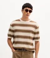 Remera de punto de manga corta con cuello redondo y diseño de rayas horizontales en tonos beige y marrón.