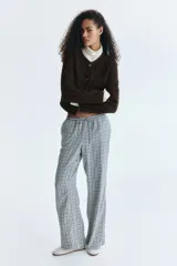 Saco corto de sherpa suave color marrón, con cuello redondo, cierre frontal con botones y ribetes de tela cepillada en el escote y la tapeta.