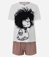 Pijama corto de dos piezas confeccionado en algodón, compuesto por una remera blanca de manga corta con cuello redondo y estampa localizada de Mafalda en el frente, y un short con cintura elástica y estampado de cuadros en tonos marrones y blancos.