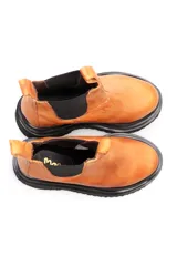 Borcego negro de cuero liso con elásticos laterales y suela de goma.