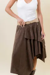 Cinturón de estilo urbano confeccionado en material símil gamuza color beige, con diseño de ojales metálicos y hebilla ovalada.