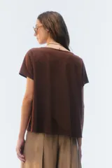 Remera negra de corte evasé y largo corto, con escote redondo y mangas cortas.
