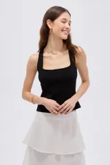 Top de rayón con tirantes anchos, escote cuadrado y diseño al cuerpo.