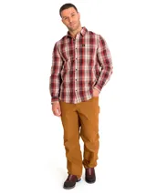 Camisa de manga larga con estampado a cuadros en tonos rojos, negros y beige. Presenta cuello clásico, cierre frontal con botones y un bolsillo en el pecho con etiqueta de la marca Caterpillar.