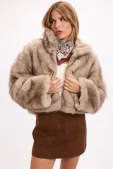 Campera crop de pelo sintético color caramelo, con cierre frontal y cuello alto. Diseño de volumen protagonista, suave y abrigado.