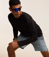 Bermuda deportiva masculina de color azul, con cintura elástica y cordón interno de ajuste.