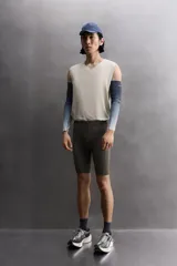 Mallas cortas de running confeccionadas en tejido técnico elástico, con cintura elástica ajustable mediante cordón interior y bajo con aplicación de silicona antideslizante. Presenta detalle de logo estampado en la pernera.