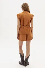 Short de lino color marrón, de tiro alto con pinzas y bolsillos laterales.