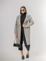 Sacón tipo tapado de corte recto y largo midi, con diseño de estampa pied de poule y solapas clásicas. Confeccionado en tejido abrigado y liviano, ideal para media estación.