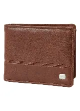 Billetera marrón de diseño clásico plegable, con costuras reforzadas y aplique metálico con logo en la esquina inferior derecha.