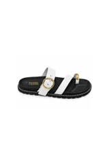 Sandalia plana Daniel Cassin modelo Zafiro, de color blanco con base negra, tiras frontales con hebilla metálica dorada y detalle de anilla dorada en el dedo. Presenta costuras blancas visibles en el borde de la suela.