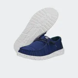 Calzado Hey Dude modelo Wendy Sport Mesh, de color azul, confeccionado con parte superior de malla textil transpirable, cordones elásticos y suela ligera de goma blanca con efecto moteado.