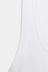 Top negro de corte ajustado (slim fit) con escote redondo y manga sisa.