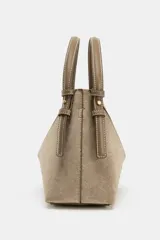 Bolso mini shopper de diseño trenzado en color beige, con asas de mano y correa bandolera extraíble en tono marrón. Presenta detalle de pespuntes en contraste y cierre interior con cremallera.
