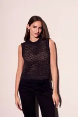 Musculosa negra de algodón con lurex, calada y de corte ajustado.