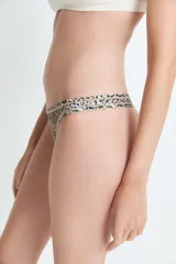 Bombacha tipo colaless con estampado animal print de leopardo, confeccionada en poliamida y elastano con forro de algodón.