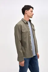 Sobrecamisa de algodón color bordó, con cuello solapa, cierre frontal con botones y dos bolsillos en el pecho con tapa.