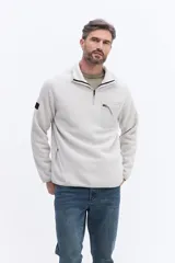 Buzo de polar con medio cierre frontal, cuello alto y bolsillo con cierre en el pecho. Presenta un diseño funcional con bolsillos laterales y acabado suave.