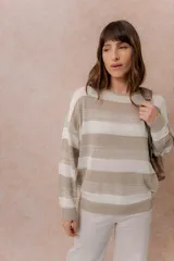 Buzo de tejido liviano con diseño de rayas horizontales en tonos amarillo manteca y blanco, cuello redondo y mangas largas con puños tejidos.