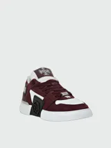 Zapatillas bajas Philipp Plein Phantom Cocco, modelo de diseño robusto en color bordó y blanco, con detalles en negro. Cuentan con cordones, suela de goma blanca y apliques metálicos y de goma con el logotipo de la marca.