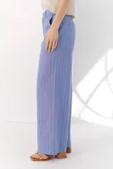 Pantalón de vestir marrón claro con finas rayas verticales blancas, de corte recto y relajado.