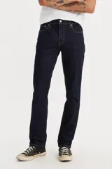 Pantalón de jean corte slim fit, color azul oscuro, con cierre de botón y cremallera, y bolsillos laterales y traseros.