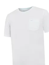 Remera de algodón orgánico color blanco, de corte regular, con cuello redondo, mangas cortas y bolsillo frontal en el pecho con el logo de la marca bordado en contraste.