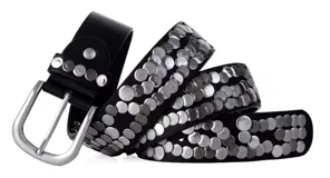 Cinto negro de cuero con tachas plateadas y hebilla metálica.