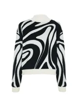 Sweater de punto con diseño estampado abstracto en blanco y negro, cuello alto, mangas largas y puños acanalados.