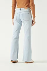 Jean oxford de tiro medio, color azul oscuro, confeccionado en denim.