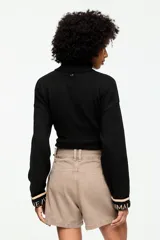 Short de gabardina color marrón, de tiro alto con cierre de dos botones, bolsillos delanteros aplicados con solapa y pasadores para cinturón.