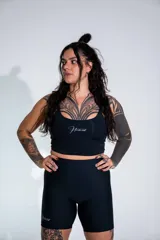 Top deportivo negro de corte ajustado con escote redondo y logo de la marca estampado en el centro del pecho. Confeccionado en tejido técnico de alta elasticidad.
