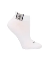 Medias cortas deportivas de color blanco, con detalle de franja gris en el tobillo que incluye el logo bordado de la marca.