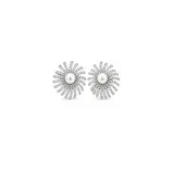 Caravanas de diseño circular tipo sol, con una perla central rodeada de múltiples rayos engastados con zirconias brillantes.