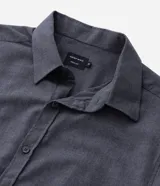 Camisa de manga larga con cuello inglés y cierre frontal de botones, confeccionada en tricolina de algodón color beige.