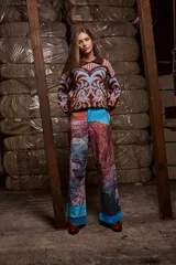 Pantalón de pana 100% algodón sublimado con estampado de paisaje montañoso. Tiro medio con caída en evasé similar a un oxford. Doble botón con cierre.