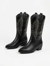Bota de caña alta estilo western confeccionada en eco cuero negro, con bordados decorativos en hilo gris en la caña, punta fina y taco cuadrado.