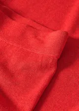 Pantalon de punto fino mezcla de lino, color rojo, con diseño recto de tiro alto, cintura elástica y aberturas laterales en el bajo.
