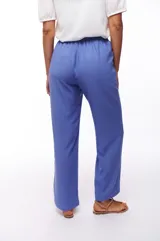 Pantalón de vestir azul con corte recto, cintura alta con lazo ajustable y bolsillos laterales.