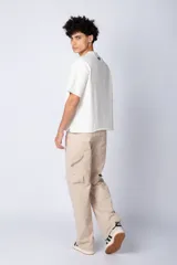 Remera de corte boxy y holgado, confeccionada en algodón pesado, con cuello redondo y diseño liso.