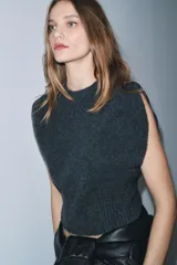 Chaleco de lana 100% color gris oscuro, con cuello redondo, manga sisa amplia y acabados en rib.