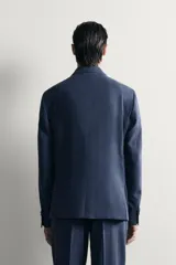 Blazer regular fit Zara de lino y lana color azul marino, con cuello de solapas de muesca, cierre frontal de un botón, bolsillos con solapa en la cadera y bolsillo de vivo en el pecho.