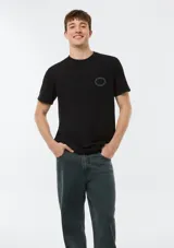 Camiseta de manga corta color negro con cuello redondo y parche con logo de la marca Hering en el pecho.