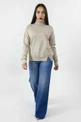 Polera de cuello alto en color camel, confeccionada en tejido de punto de algodón, con mangas largas y corte recto.