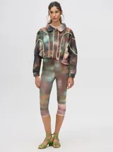 Calza deportiva 3/4 de lycra con estampado abstracto en tonos tierra, verde menta y rosado.