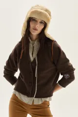 Cardigan de tejido de punto en color marrón, con cuello en V, cierre frontal de botones y detalle de bordado en una de las mangas.