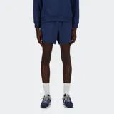 Short deportivo New Balance Athletics de felpa francesa, color azul marino, con cintura elástica y cordón ajustable. Presenta bolsillos laterales con cierre y un bolsillo trasero de parche.