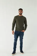 Sweater azul marino de punto con cuello redondo, mangas largas y logo bordado en el pecho.