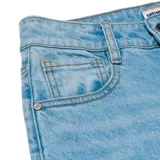 Jeans de corte wide leg en denim color celeste claro con efecto lavado. Presenta diseño clásico de cinco bolsillos, cierre con cremallera y botón metálico, con detalles de marca en remaches y parches.